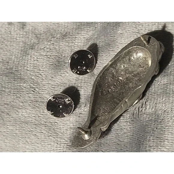 Mother Seal Holding A Baby Seal Signed SLD Silver Tone Pewter? Lapel‎ Pin - Picture 5 of 6